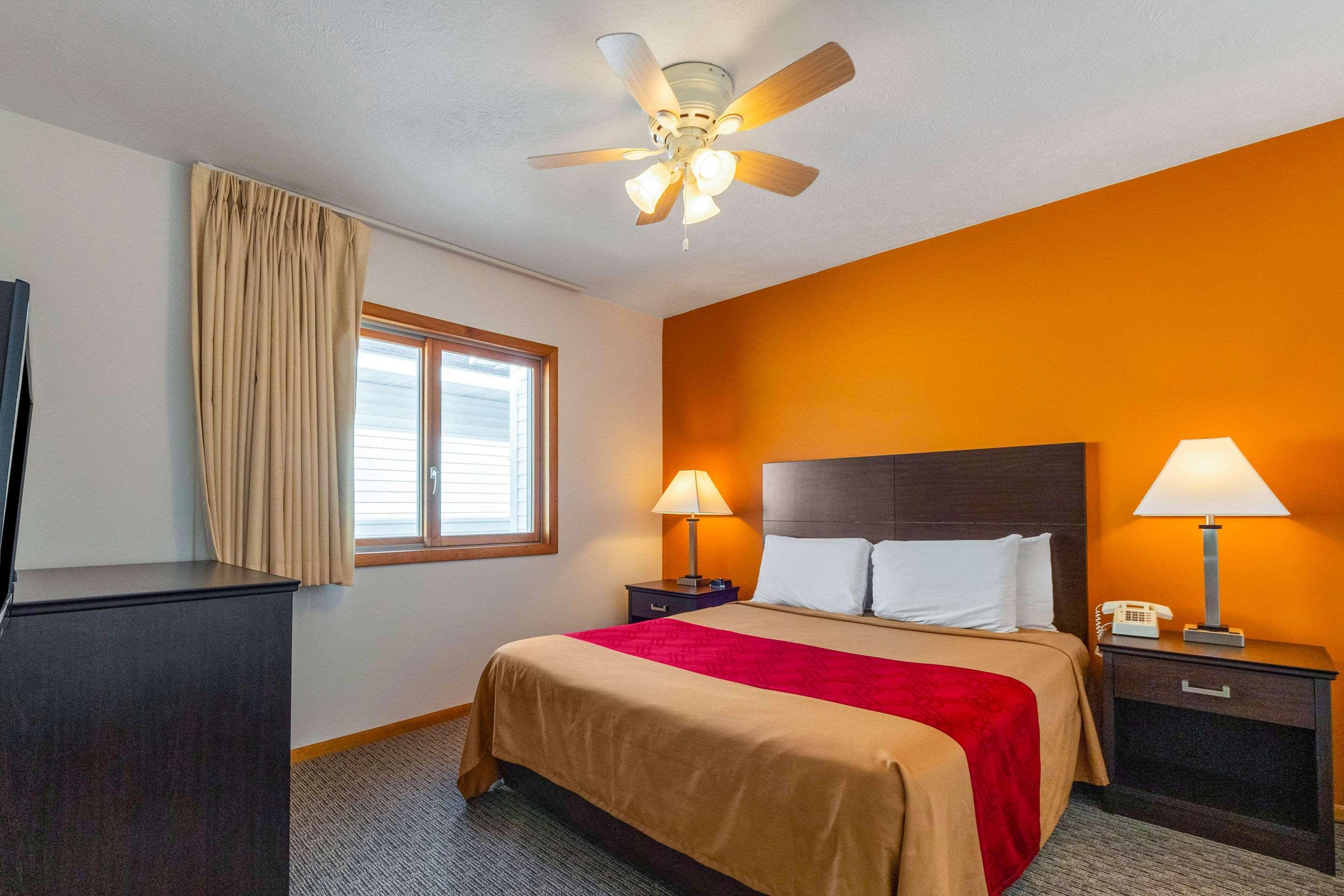 Econo Lodge Lakeshore Manistique Exterior photo